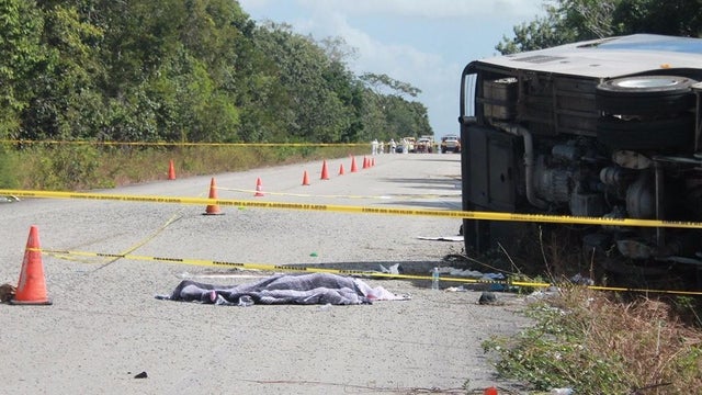 171219-civil-defense-quintana-roo-bus-crash-02.jpg 