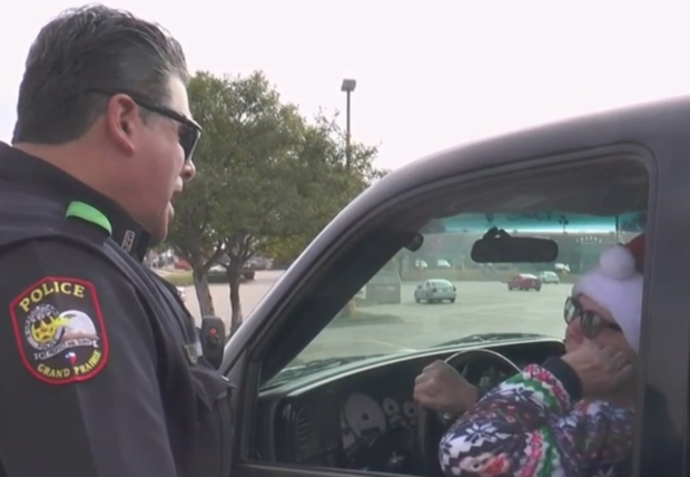 Grand Prairie Police give gift cards 