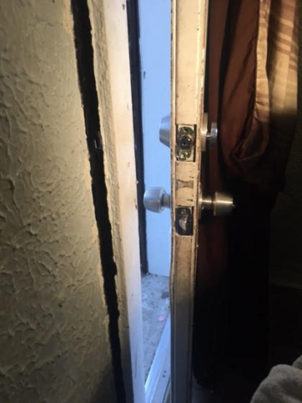 171224-cbschicago-police-raid-door-damage.jpg 