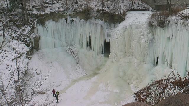 minnehaha-falls-frozen.jpg 