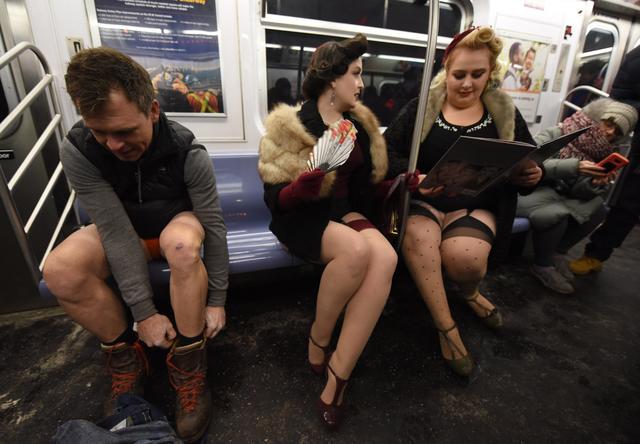 1,023 No Pants Day In New York Stock Photos, High-Res Pictures