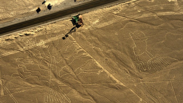 PERU-NAZCA LINES-HANDS 