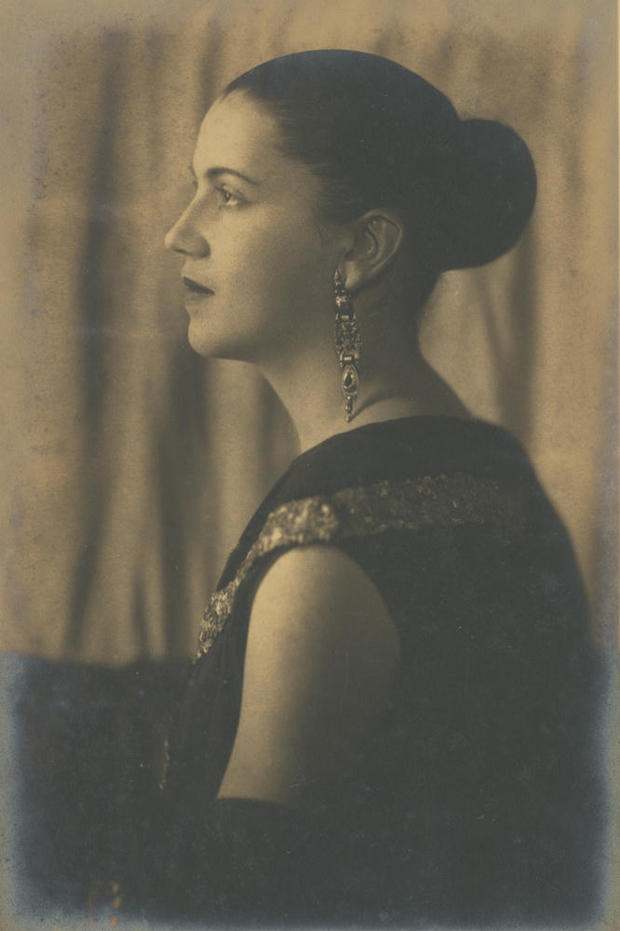 tarsila-gallery-portrait-mid-1920s.jpg 