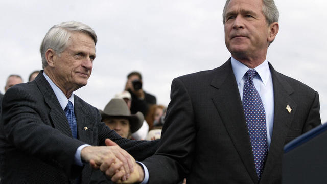 US President George W. Bush (R) shakes h 