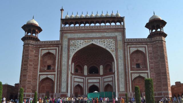 INDIA-WEATHER-HERITAGE-TAJ 