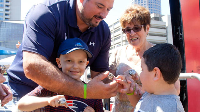 Former Patriots Joe Andruzzi Honors Boston Marathon Victims at NFL