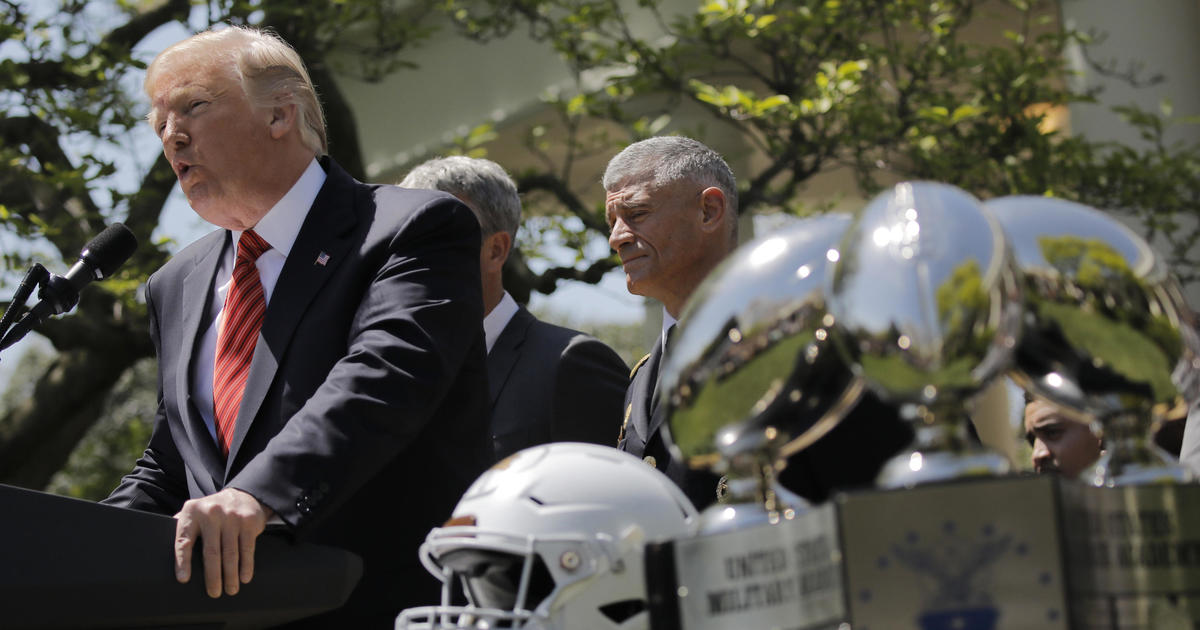 Trump presents CommanderInChief trophy to U.S. Army football team