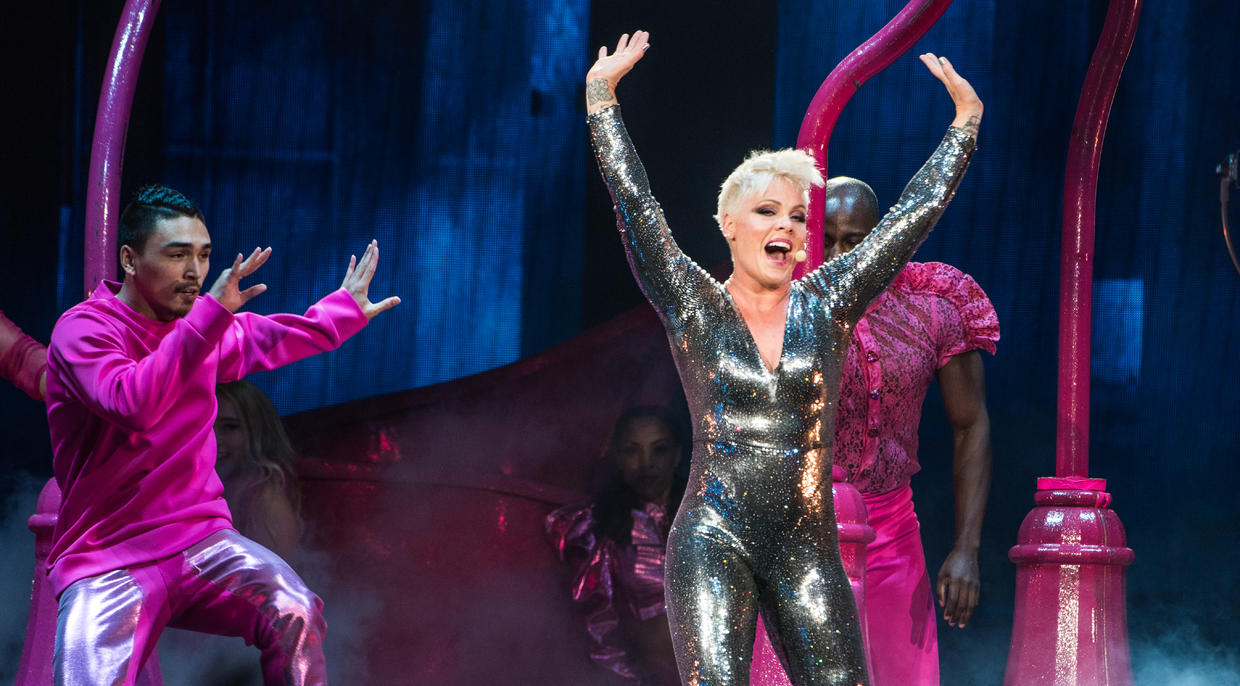 Photos Pink Stuns With HighEnergy, Acrobatic Concert In Oakland