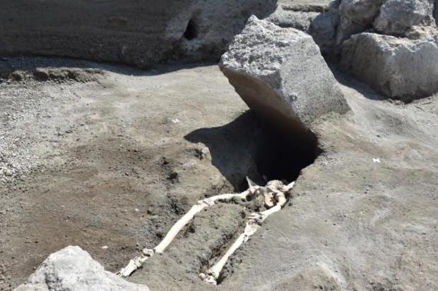 pompei-vesuvius-crushed-skeleton.jpg 