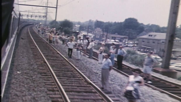 robert-f-kennedy-funeral-train-mourners-620.jpg 