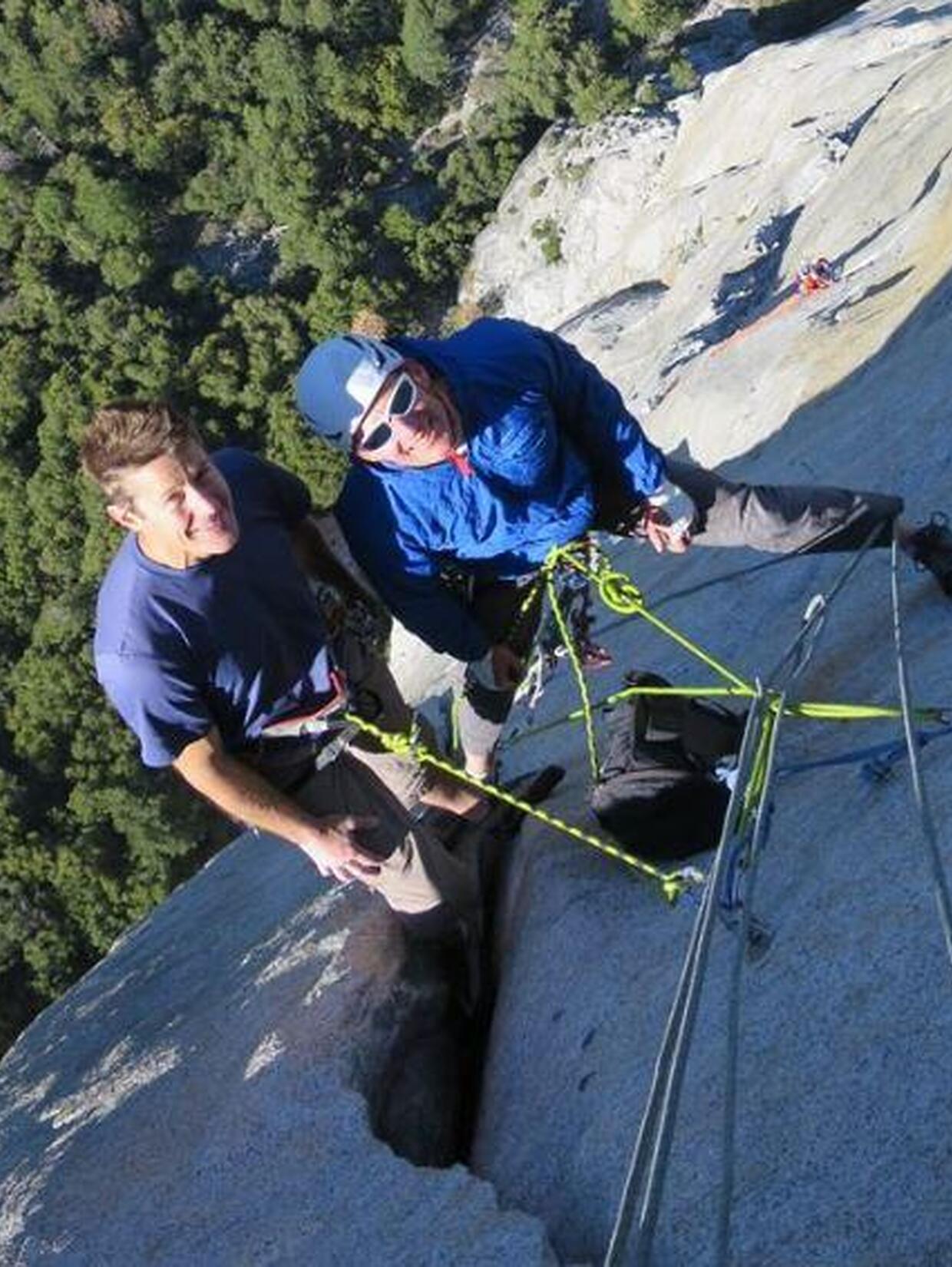 2 climbers dead after falling from Yosemite's El Capitan today(02)