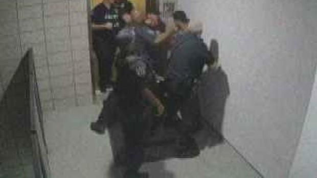 cbsn-fusion-mesa-arizona-officers-seen-on-video-repeatedly-punching-man-thumbnail-1584786-640x360.jpg 