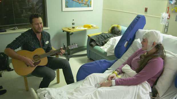 musicians-on-call-luke-bryan-with-patient-620.jpg 