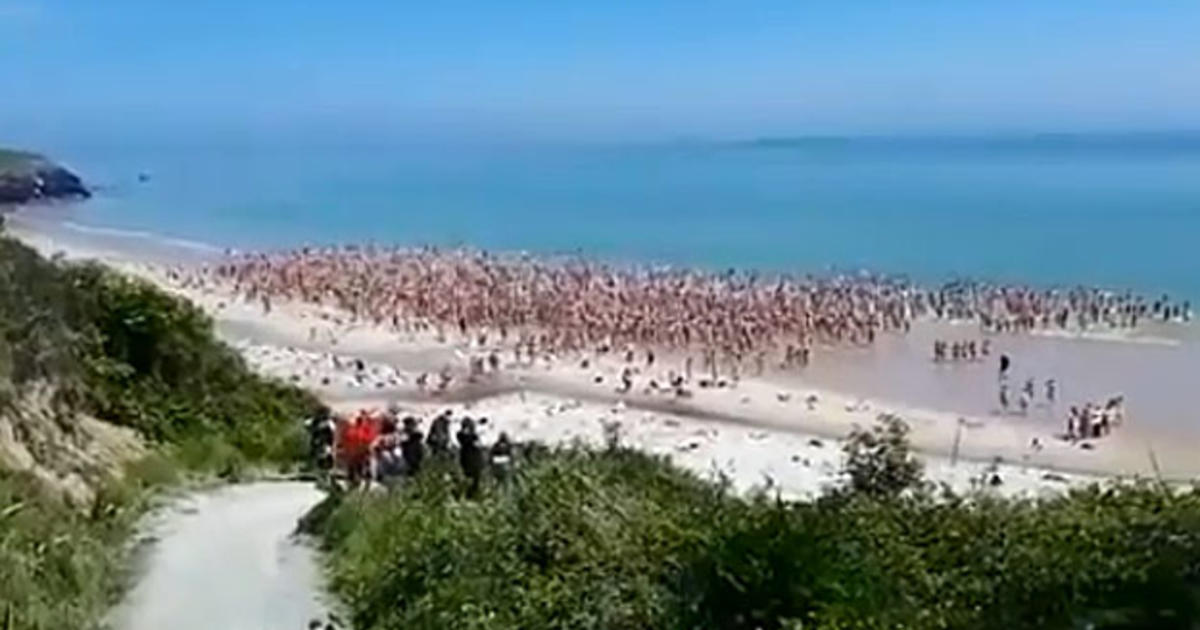 Thousands Of Women Smash Worlds Largest Skinny Dip Record Cbs Miami 9505