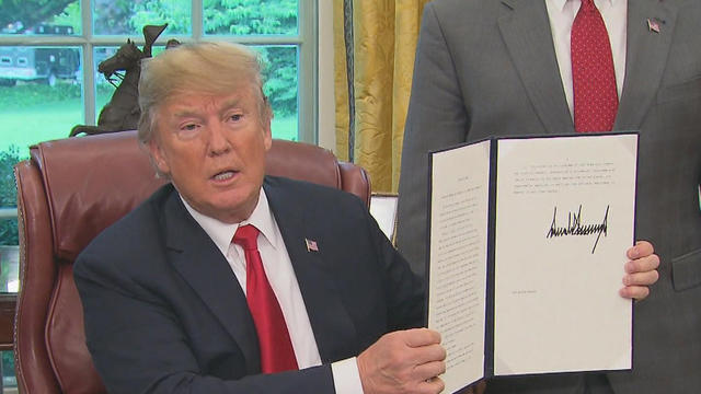 cbsn-fusion-trump-signs-executive-order-to-end-family-separations-thumbnail-1595341-640x360.jpg 