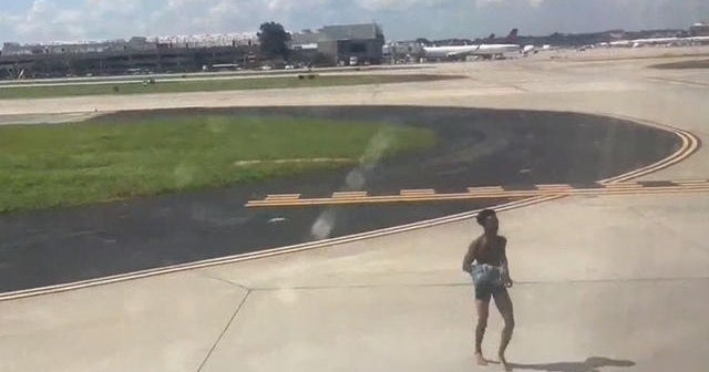 Man seen running on Atlanta tarmac - CBS News