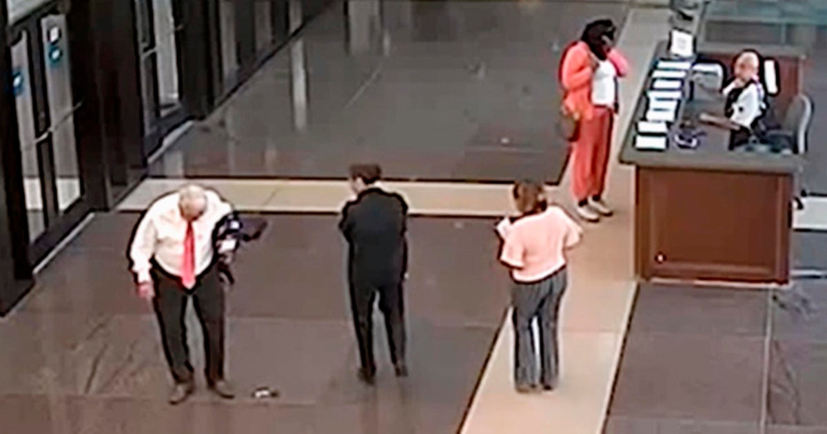 Judge seen on video dropping gun in Chicago courthouse - CBS News