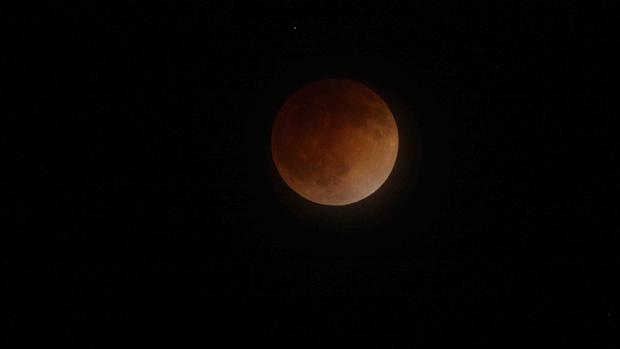 The blood moon lunar eclipse is here (and so is Mars) 