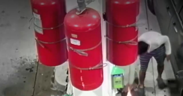 Man caught on video setting fire at Staten Island gas station in NYC ...
