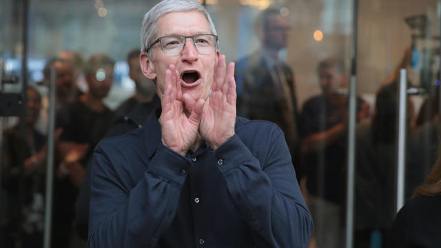 Apple Opens Chicago Flagship Store On Michigan Avenue 