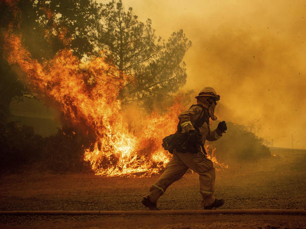 CORRECTION APTOPIX California Wildfires 