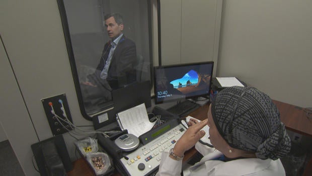 hearing-aids-david-pogue-in-testing-chamber-620.jpg 