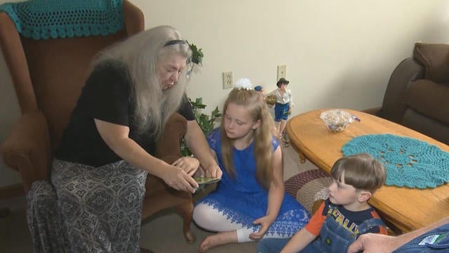 Grandparents raising grandchildren as opioid epidemic takes toll CBS News(01)