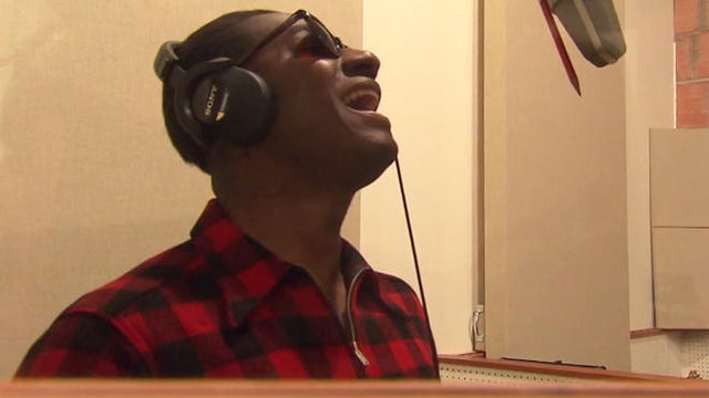 leon-bridges-in-the-recording-studio-promo.jpg 