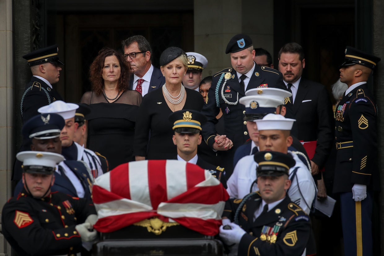 John McCain laid to rest(01)