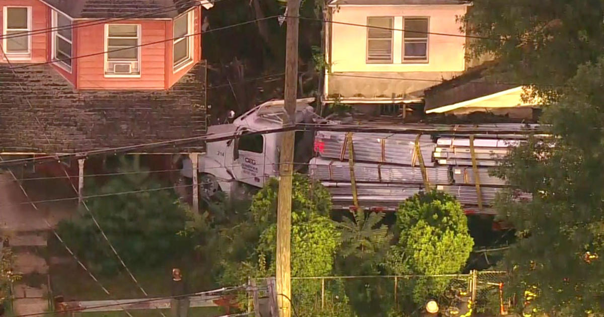 Tractor Trailer Crashes Into 3 Houses On Staten Island Cbs New York 7535