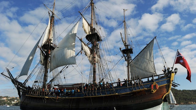 The Endeavour replica ship sails into Sy 