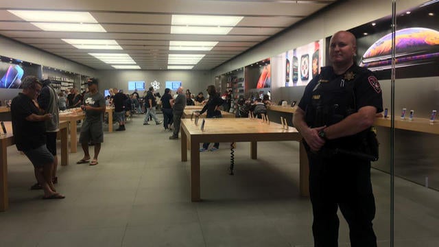 roseville-apple-store-officer.jpg 