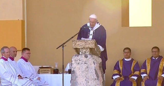 Pope Francis visits U.S.-Mexico border for Mass - CBS News