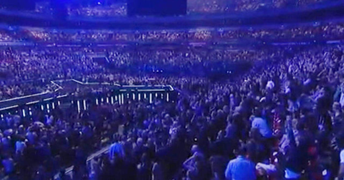 Thousands pack the pews at NYC's Hillsong megachurch CBS News