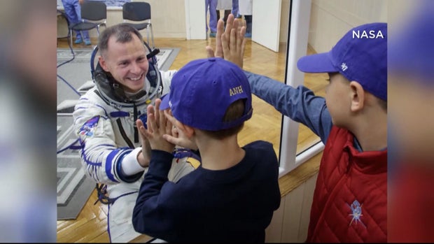 ASTRONAUT EMERGENCY LANDING 12PKG_frame_3314