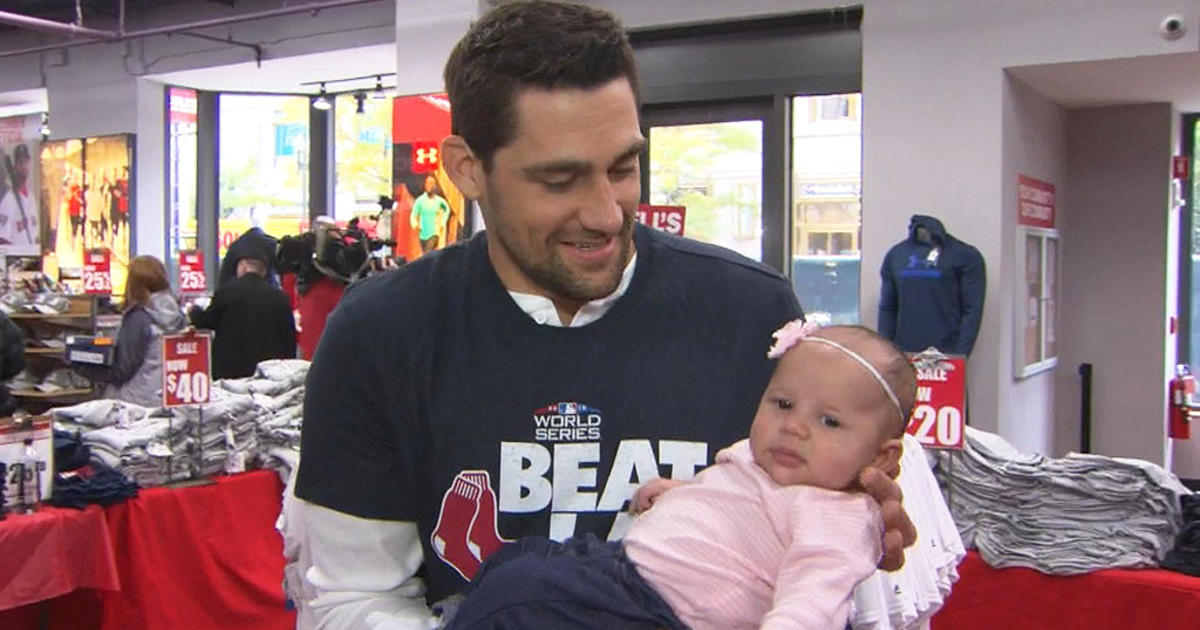 Nathan Eovaldi Surprises Fans At Modell's Ahead Of World Series Game 2 -  CBS Boston