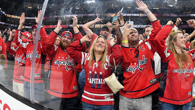 washington-capitals-fans-969527108.jpg 