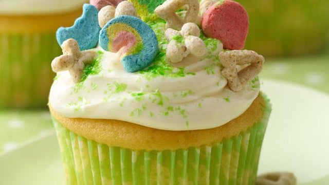 betty-crocker-kitchen-lucky-charms-cupcakes-recipe.jpg 