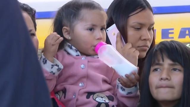 cbsn-fusion-part-of-migrant-caravan-reaches-us-mexico-border-today-2018-11-15-thumbnail-1713489-640x360.jpg 