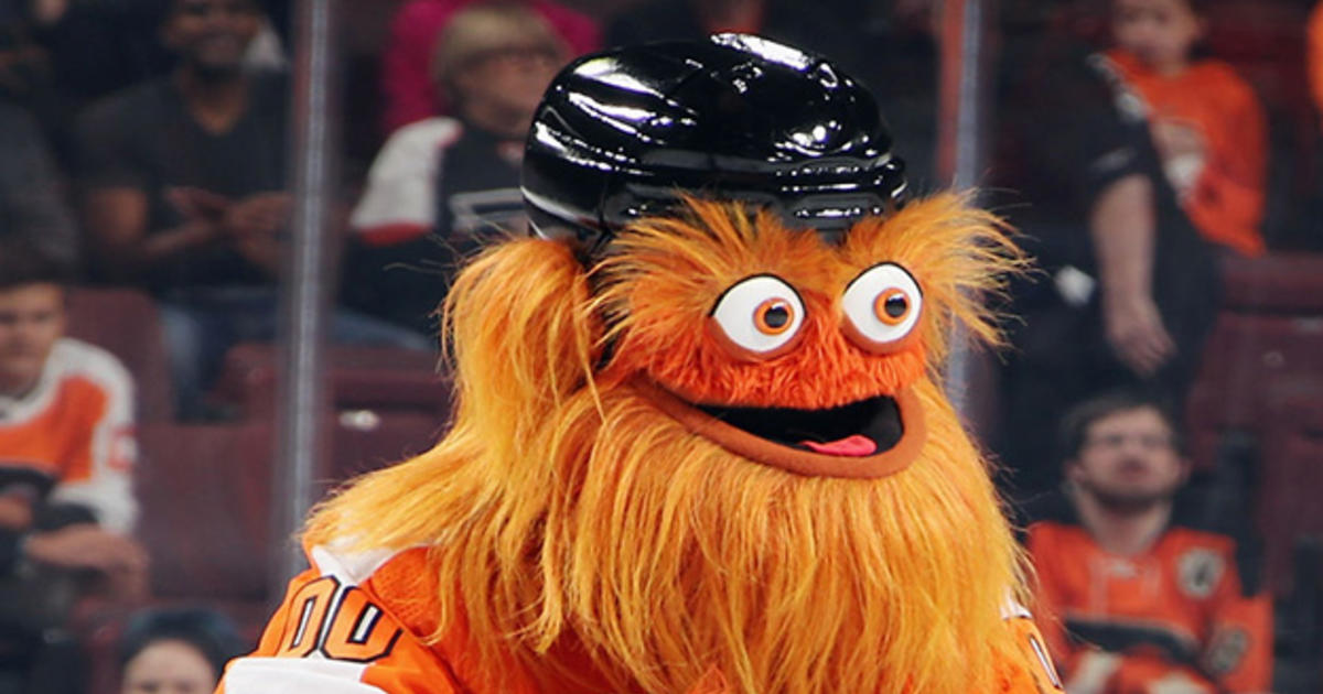 Philadelphia Flyers Mascot, Gritty, Has Fun In First Snow - CBS