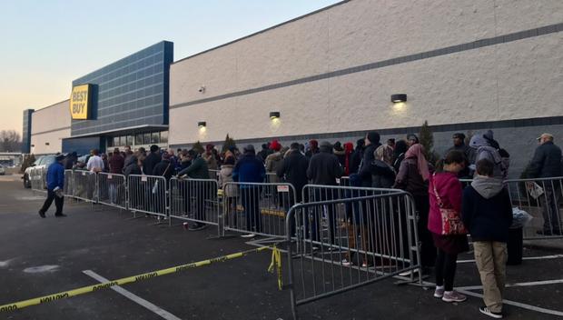 Black Friday Shoppers Line Up On Thanksgiving 2018 