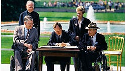 bush-signs-ada.jpg 