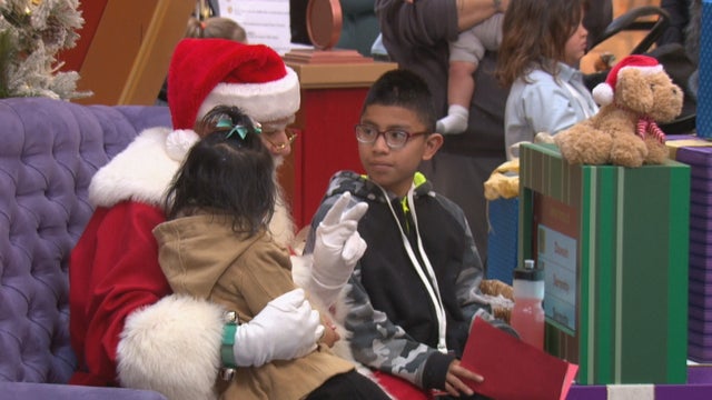 signing-santa-5pkg_frame_1250.jpg 