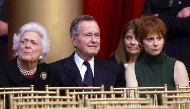 Country Singer Reba McEntire (R) sits with former President George Bush and his wife Barbara at the .. 