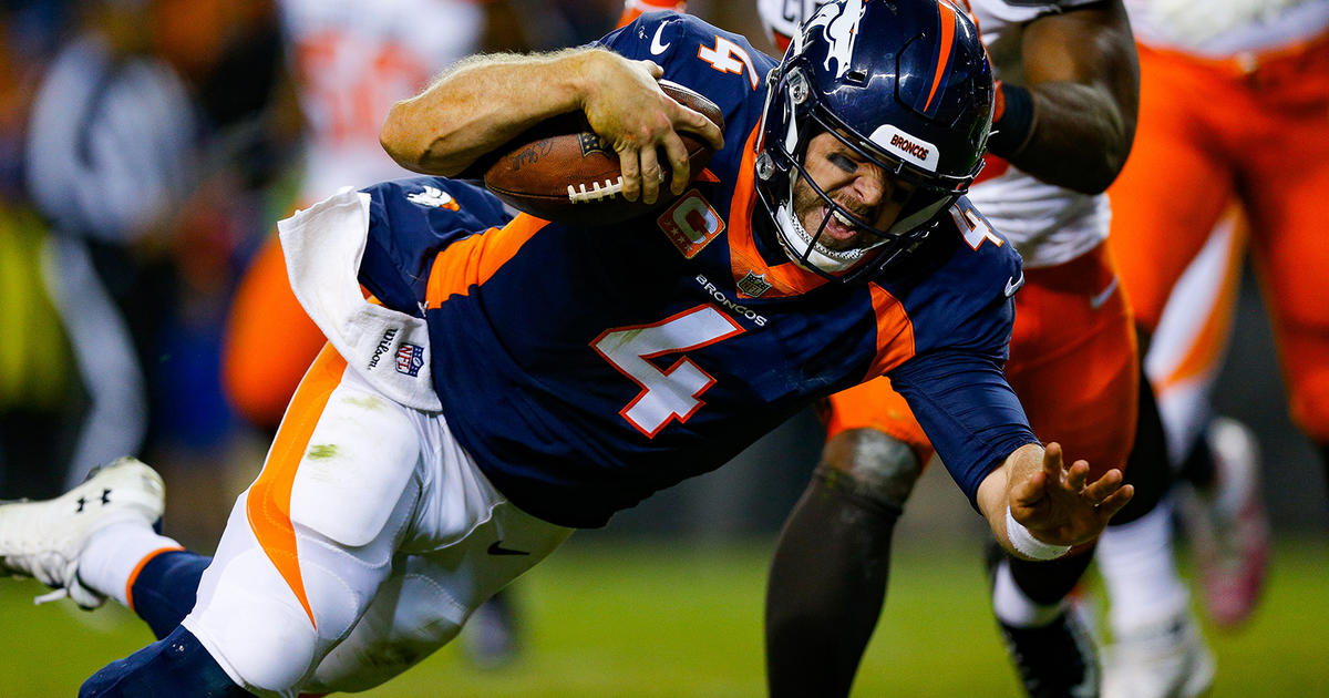 Denver Broncos' John Elway aims a pass downfield during the