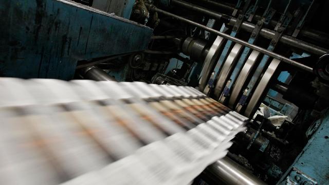 Dwindling Newspaper Sales Echo Through Economy 