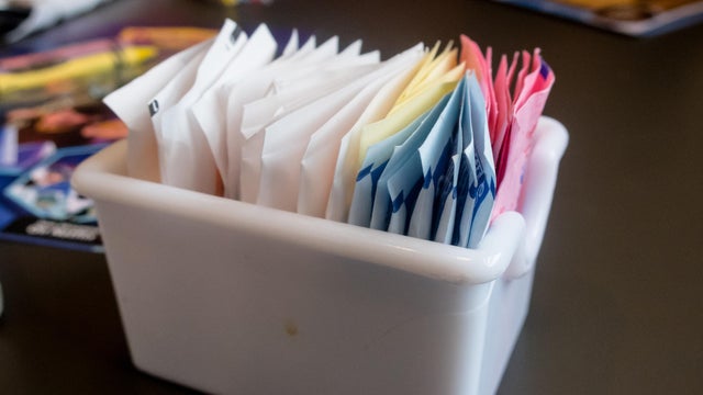 sugar packets in restaurant 