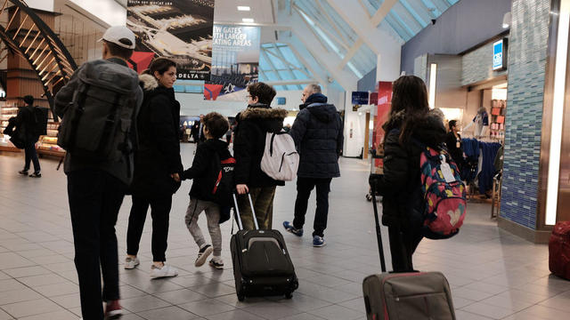 Holiday Travel Ahead Of Thanksgiving Clogs Airports And Highways 
