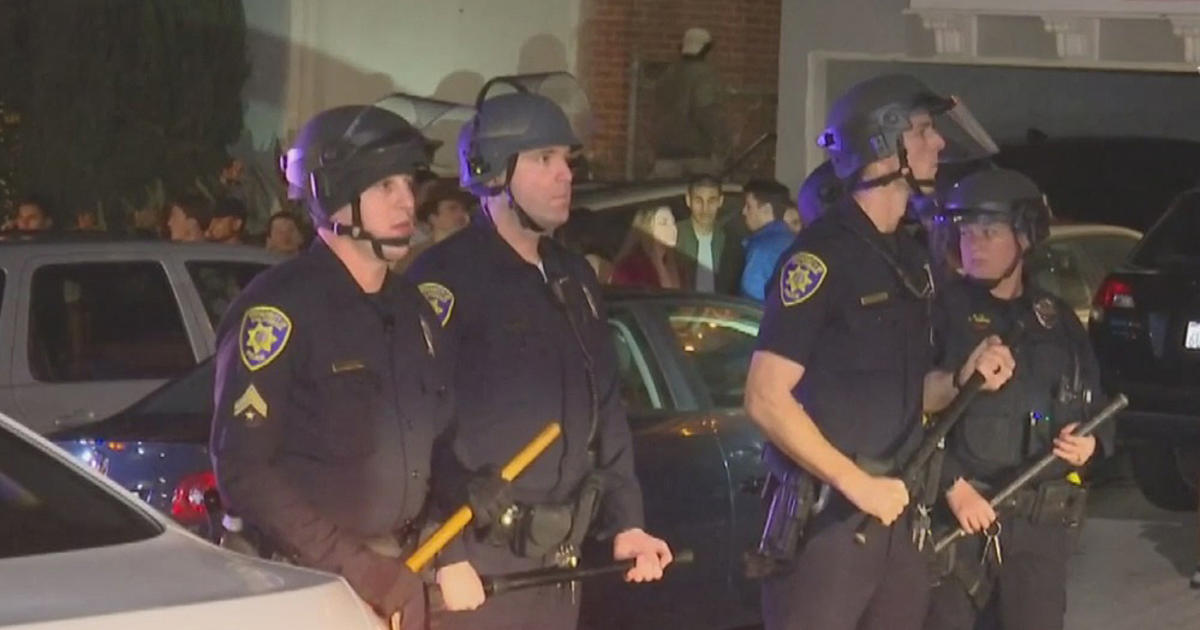 Police In Riot Gear Show Up To Clear Block Party At Uclas Fraternity Row Cbs Los Angeles