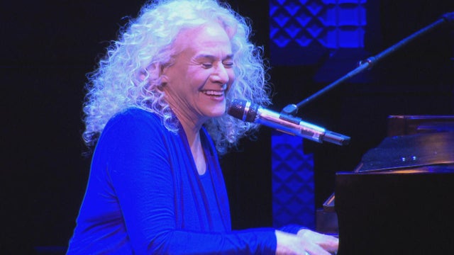 carole-king-on-stage-in-broadway-musical-beautiful-cbs-news-promo.jpg 